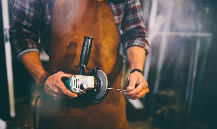 Fartuch spawalniczy ze skóry – zastosowanie, właściwości i ochrona w pracy