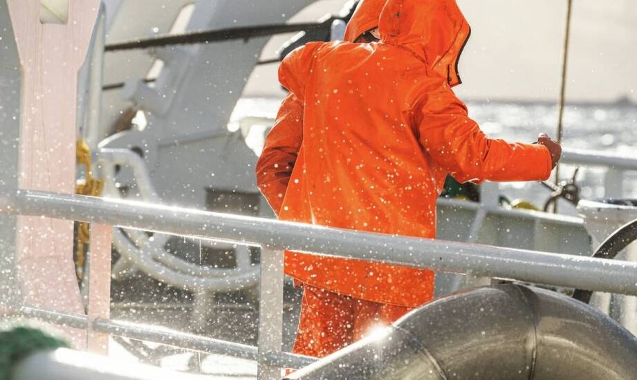 Najważniejsze cechy kurtek przeciwdeszczowych BHP – skuteczna ochrona przed wodą