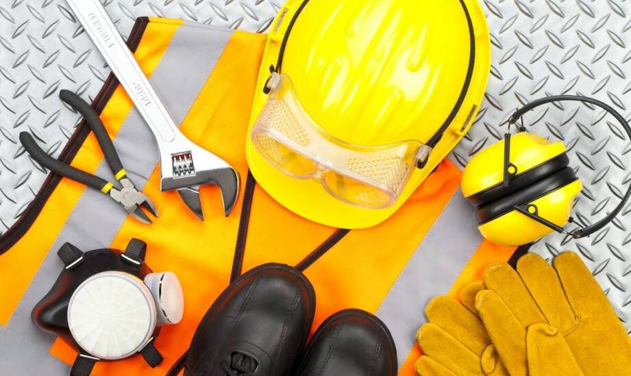 Jak dopasować odzież roboczą BHP do różnych stanowisk i zagrożeń w pracy