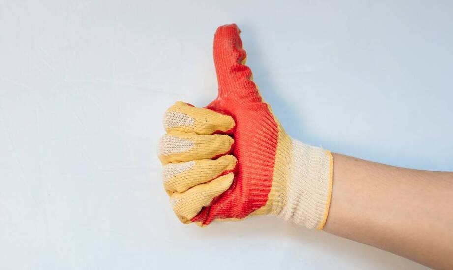 Jakie czynniki wpływają na skuteczność ochrony dłoni podczas pracy?