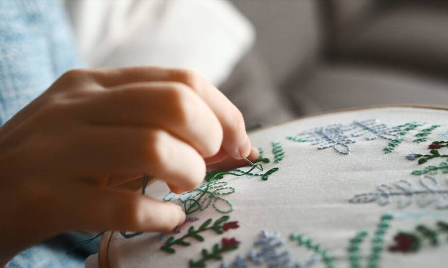 Haftowane ubrania do pracy – efektowny sposób na identyfikację i wizerunek