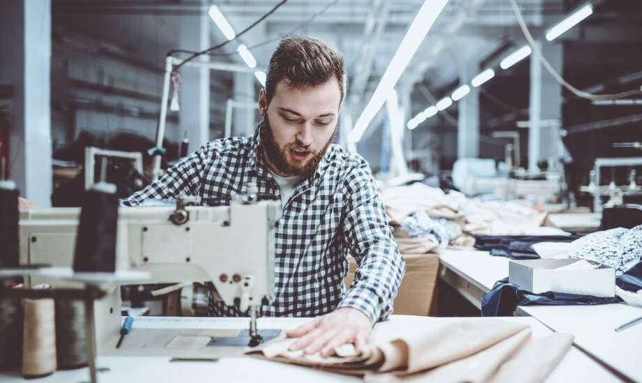 Jakie wymagania powinna spełniać odzież robocza stosowana w różnych branżach