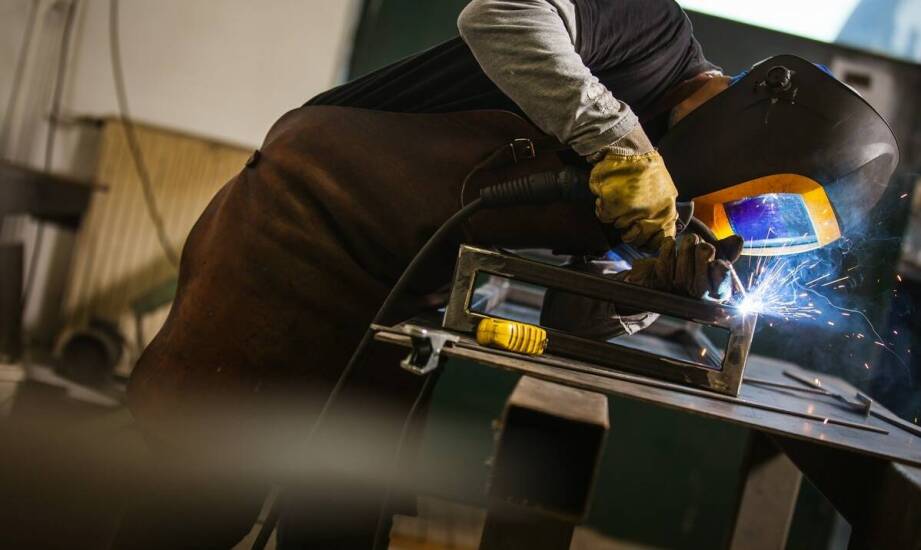 Najważniejsze cechy spodni do pracy w spawalnictwie – bezpieczeństwo i komfort