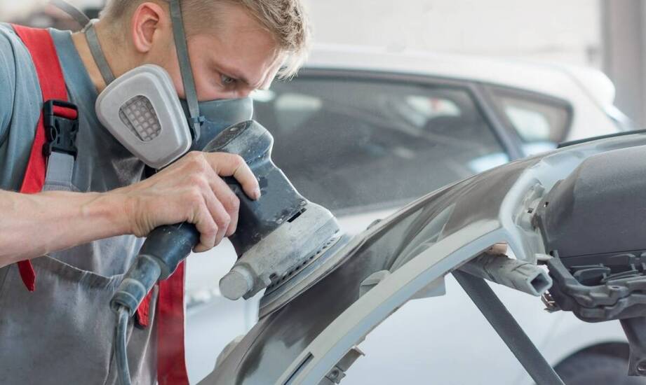 Kiedy warto skorzystać z usług szklarza samochodowego? Najważniejsze wskazówki
