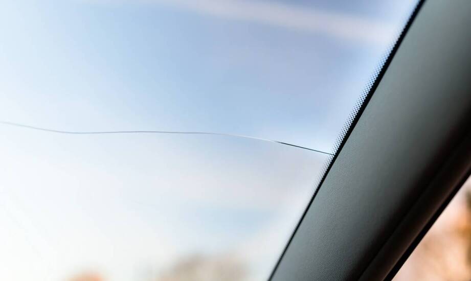 Wymiana i naprawa szyb samochodowych – co warto wiedzieć przed podjęciem decyzji