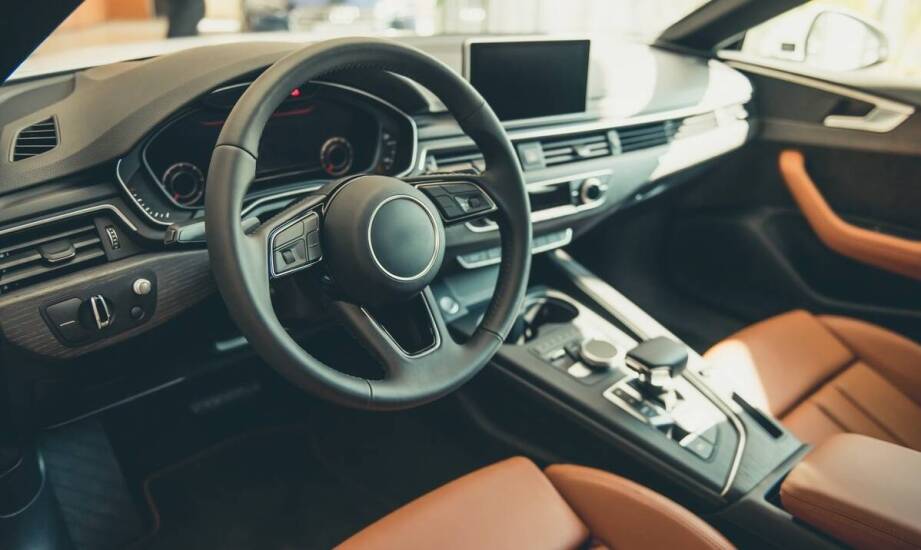 Szyby samochodowe – jak rozpoznać uszkodzenia i kiedy reagować?