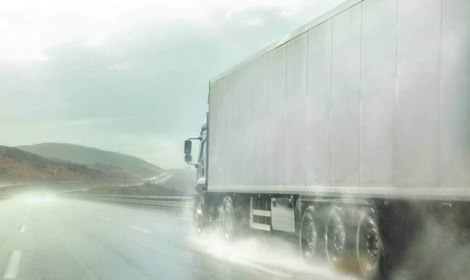Szyby do ciężarówek – budowa, wymagania techniczne i bezpieczeństwo