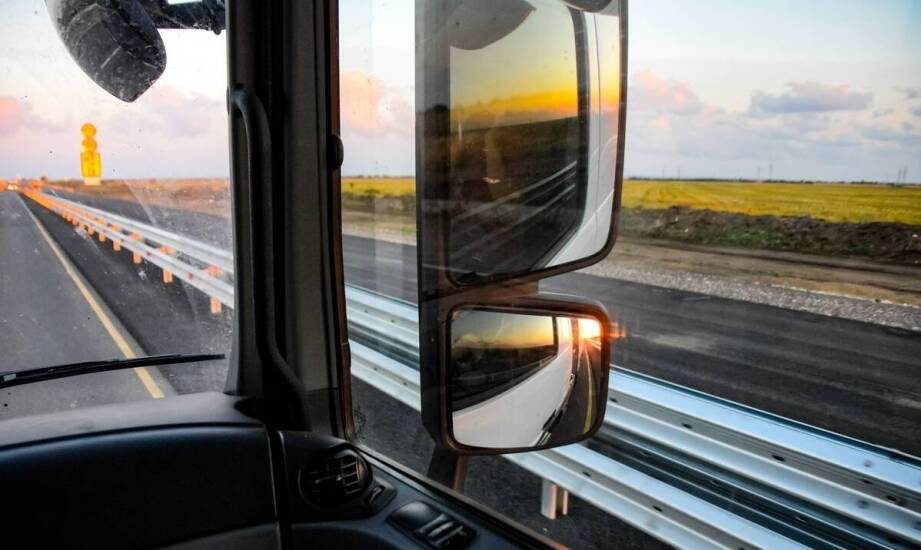 Trwałość szyb w pojazdach ciężarowych: najważniejsze czynniki wpływające na kondycję