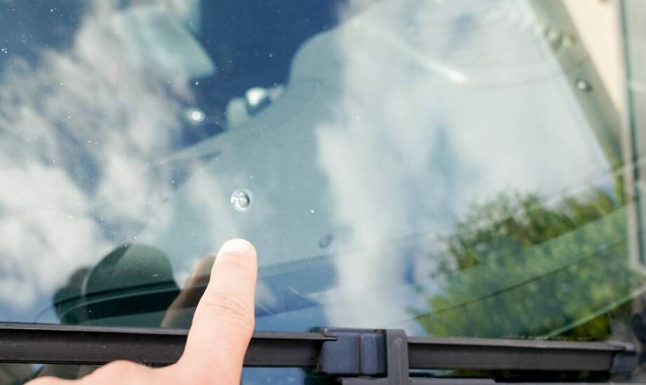 Uszkodzenie szyby przedniej – jak wygląda proces wymiany i na co uważać