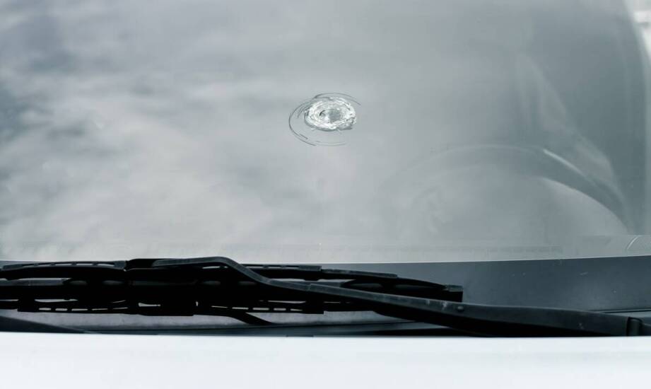 Wymiana szyby przedniej – najważniejsze zasady bezpieczeństwa i koszty