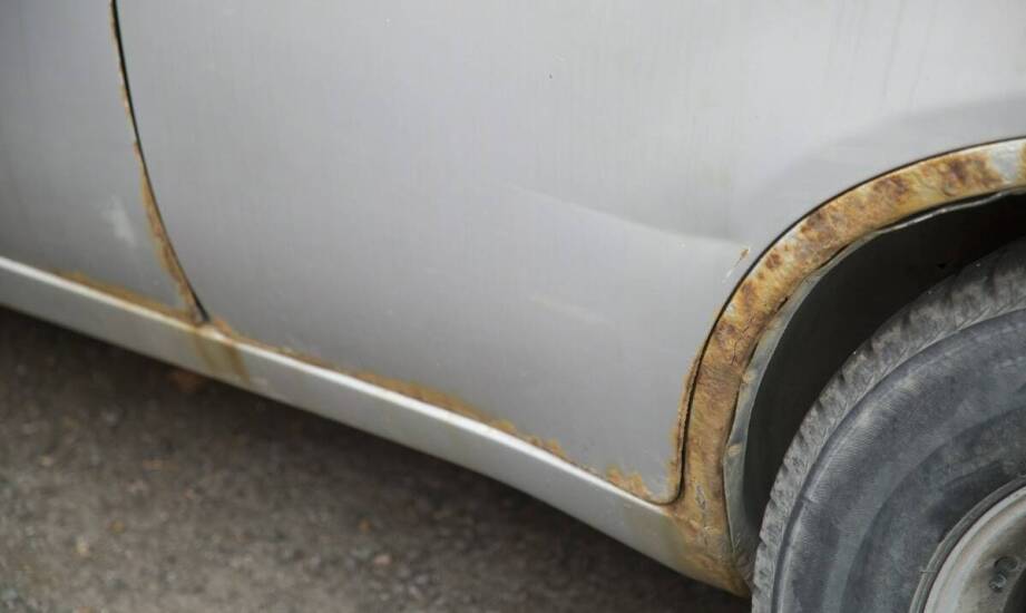 Szyba boczna w aucie – jak rozpoznać uszkodzenie i co zrobić po stłuczeniu