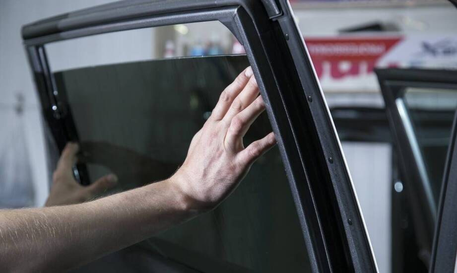 Czym grozi uszkodzona szyba boczna w aucie i jak szybko reagować?