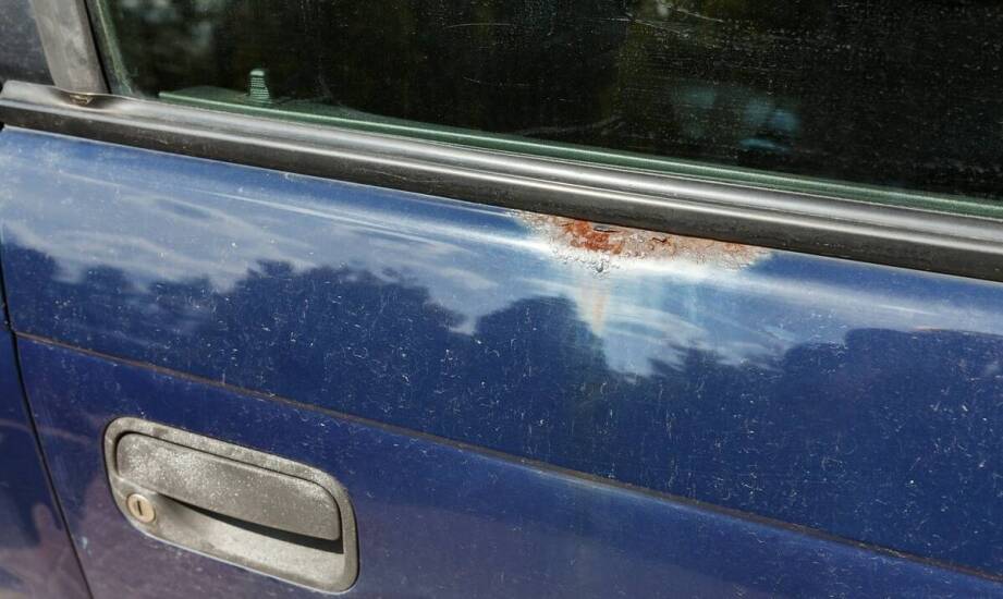 Uszkodzona szyba tylna – najczęstsze przyczyny i sposoby wymiany w aucie