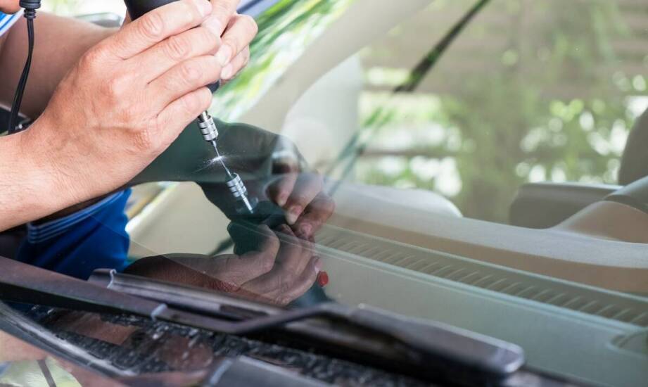 Zakładanie szyb w pojazdach – jak wygląda montaż i co warto wiedzieć?