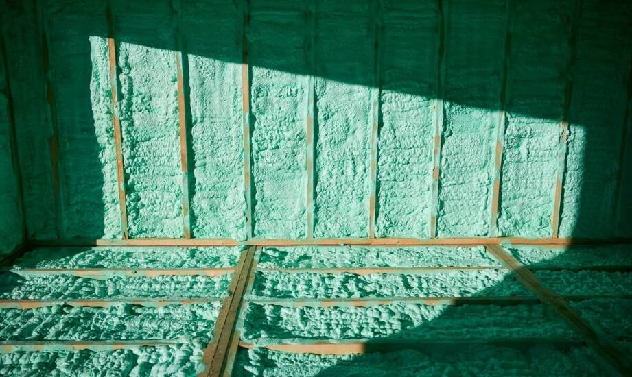 Izolacja pozioma – skuteczne zabezpieczenie budynków przed wilgocią i wodą