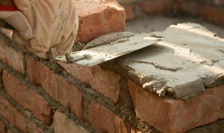 Jak działa impregnat do cegły i kiedy warto go stosować?
