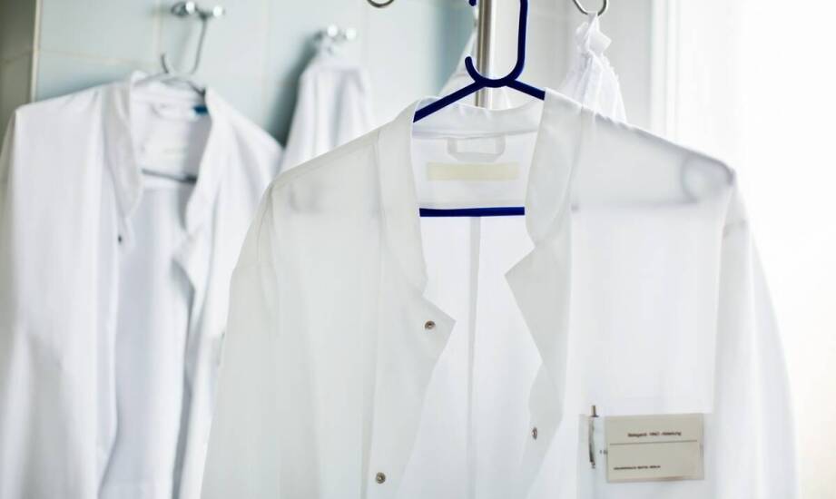 Odzież medyczna – rodzaje, zastosowania i trendy w ubraniach dla personelu