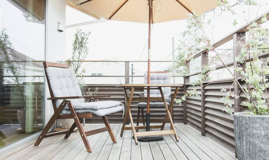 Komu może się przydać balkonik z siedziskiem i jakie daje możliwości?