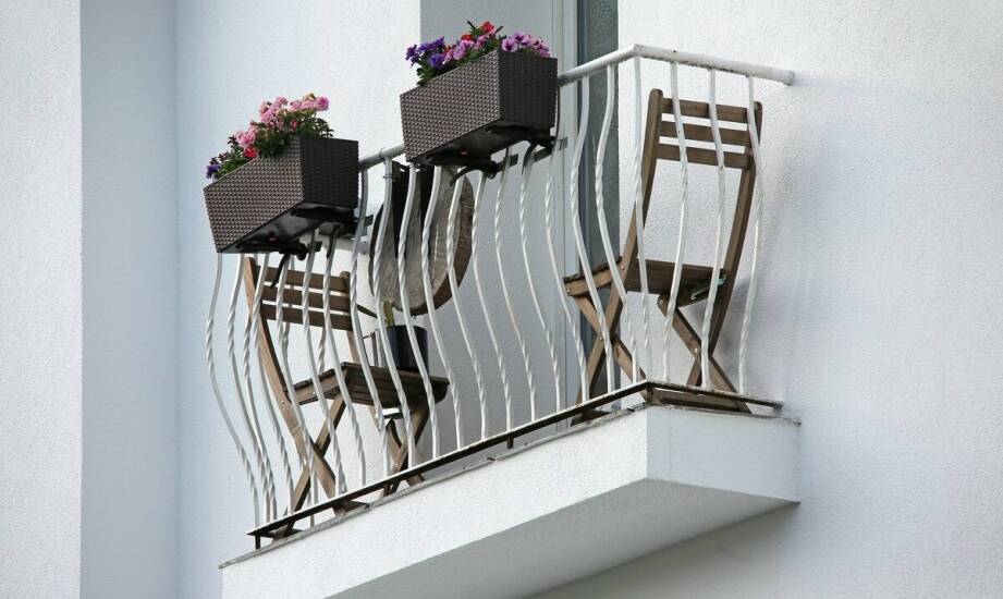 Balkonik z siedziskiem – jakie funkcje oferuje i na co zwrócić uwagę?
