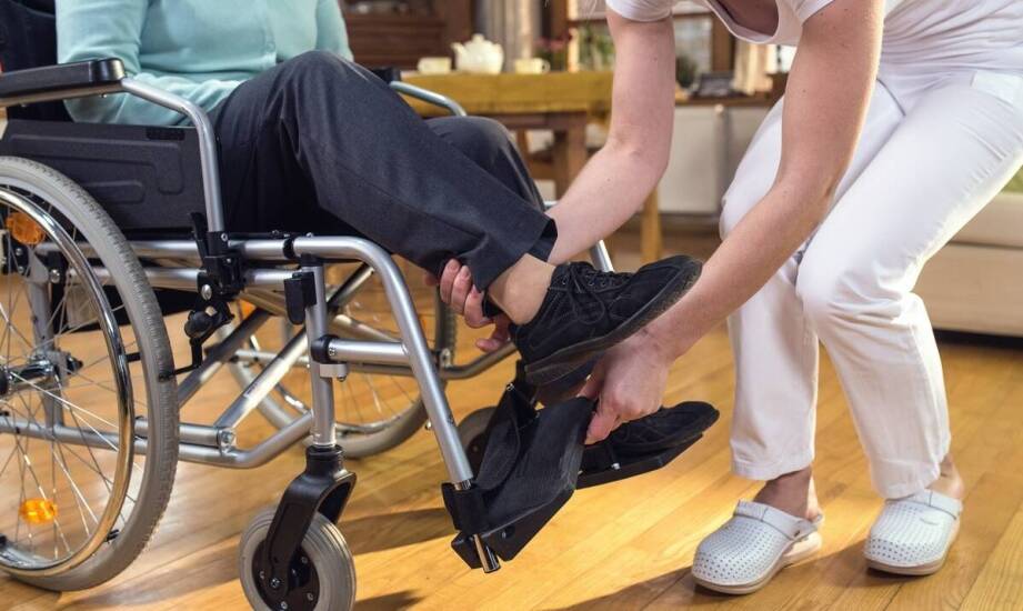 Chodzik z siedziskiem – wsparcie w rehabilitacji i wygoda podczas odpoczynku