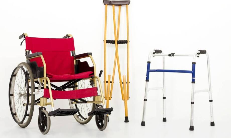 Chodzik z siedziskiem – wsparcie w powrocie do sprawności i mobilności