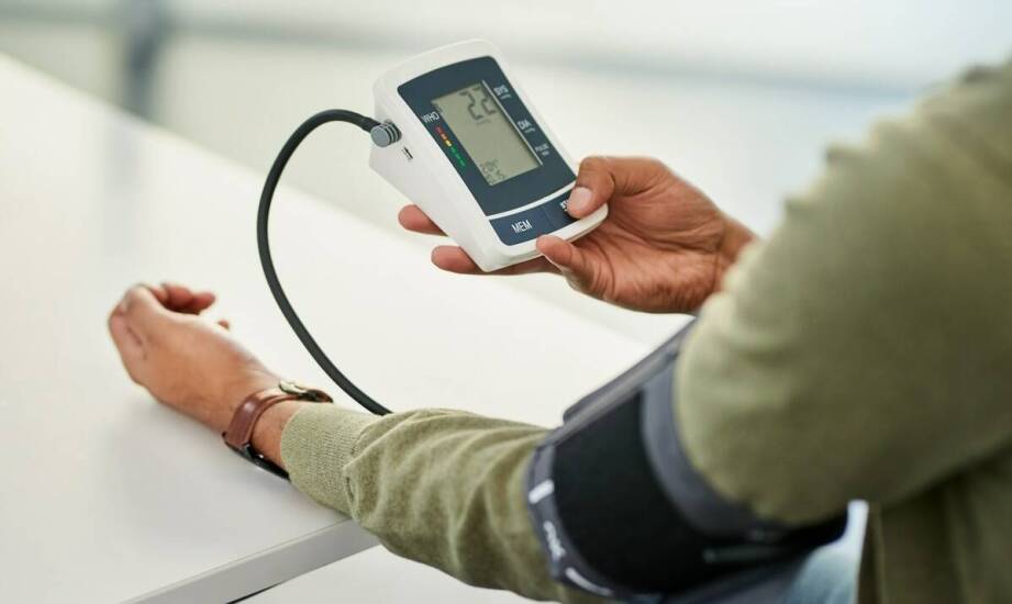 Ciśnieniomierz naramienny z zasilaczem – jak działa i jakie daje możliwości