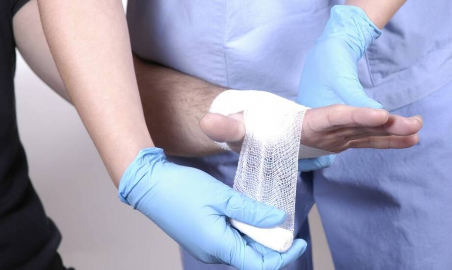 Kompresy włókninowe – kiedy stosować i czym różnią się od gazowych?