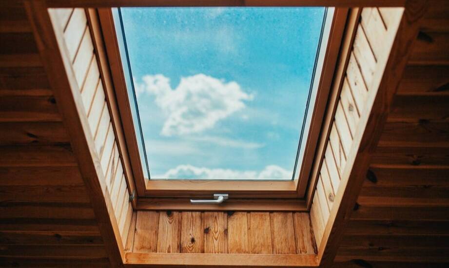 Okno wyłazowe Designo R3 – praktyczne rozwiązanie do bezpiecznego wyjścia na dach