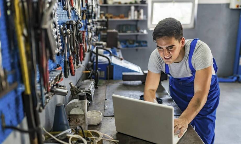 Jak wygląda praca serwisu komputerowego? Zakres usług i typowe zadania