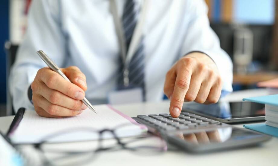 Jakie są koszty związane z obsługą kadr i płac?