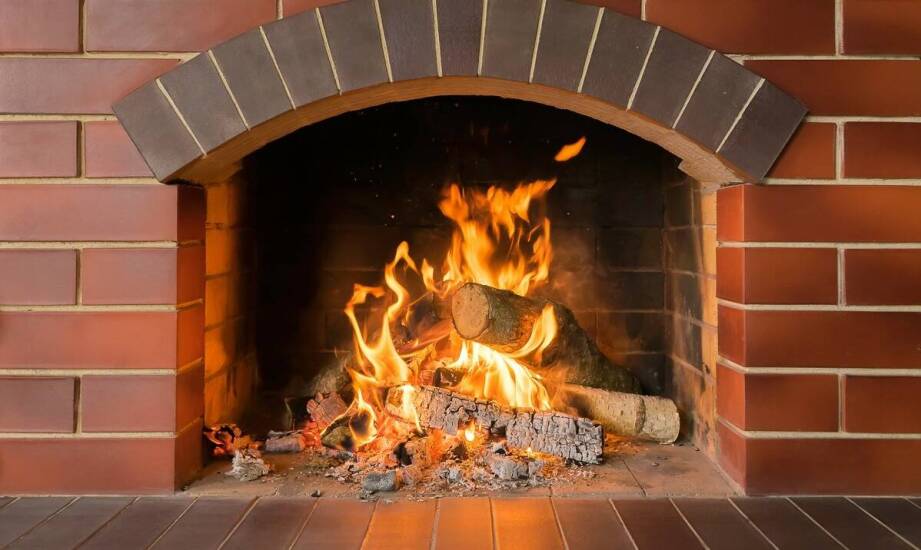 Jak wybrać kominek do domu? Przegląd rodzajów, zalety i inspiracje