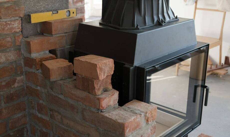 Etapy budowy kominka – jak przebiega proces montażu i na co zwrócić uwagę