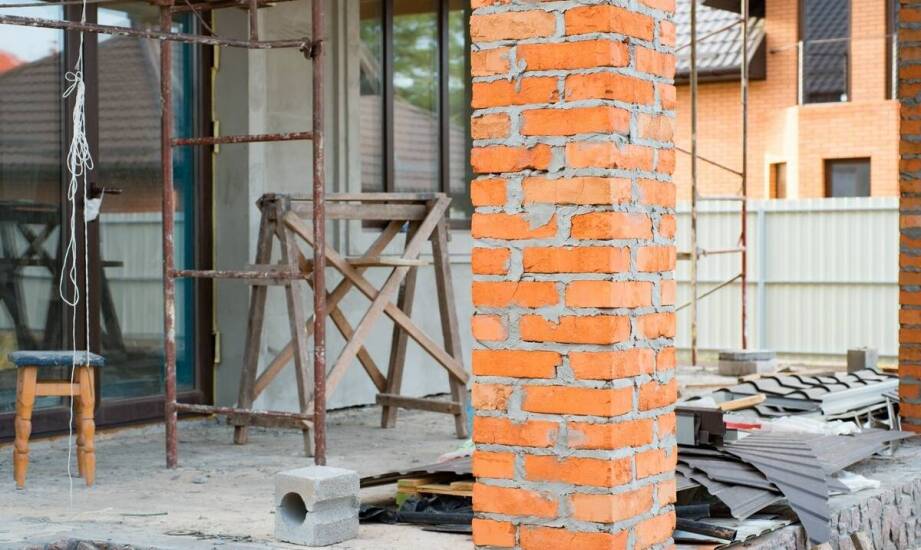 Budowa kominka krok po kroku – najważniejsze informacje i praktyczne wskazówki