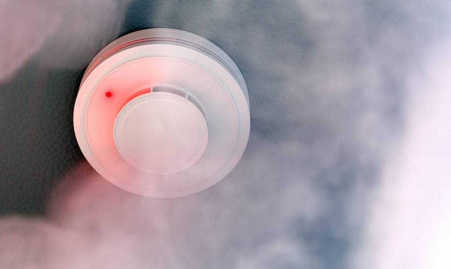 Czujniki dymu i czadu – zasada działania oraz korzyści z montażu