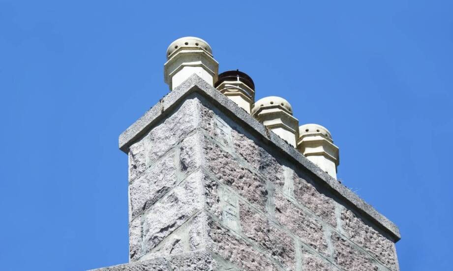 Jak działają kominy koncentryczne i kiedy warto je stosować w instalacjach