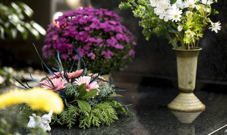 Wiązanki pogrzebowe – rodzaje, symbolika i tradycje pożegnania zmarłych