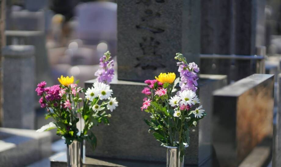 Jakie kwiaty wybrać na cmentarz? Inspiracje i znaczenie wiązanek