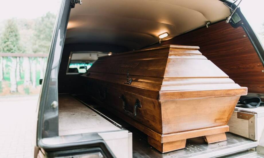 Transport zmarłych – etapy, wymogi i ważne informacje przy organizacji
