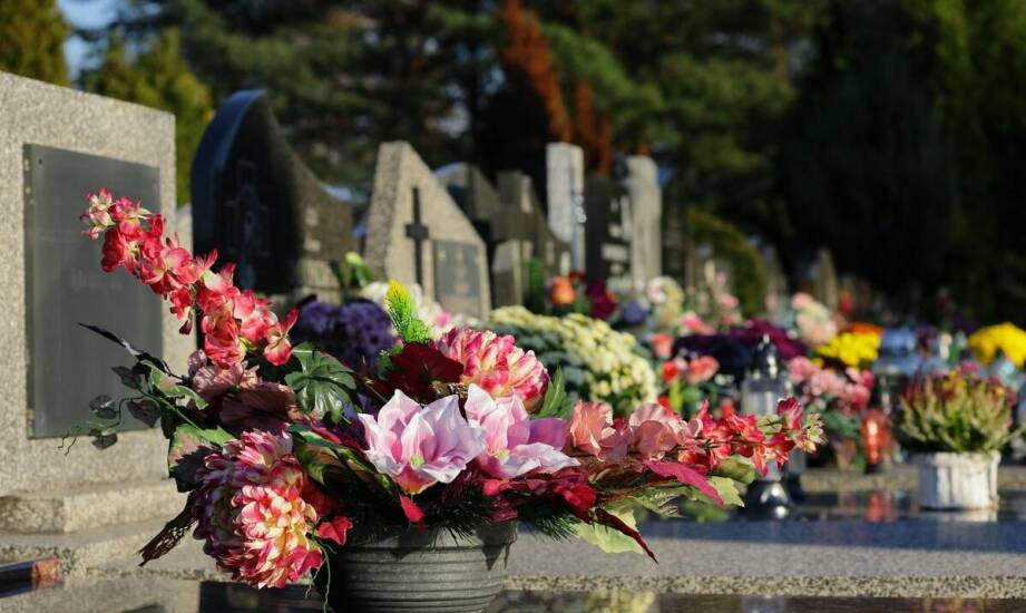 Wiązanki pogrzebowe – znaczenie, kompozycje i tradycje florystyczne