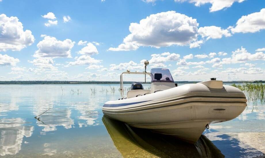 Wszystko, co warto wiedzieć o wypożyczaniu motorówek na Mazurach