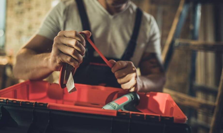 Jak wybrać kontener na narzędzia – kluczowe cechy i praktyczne zastosowania