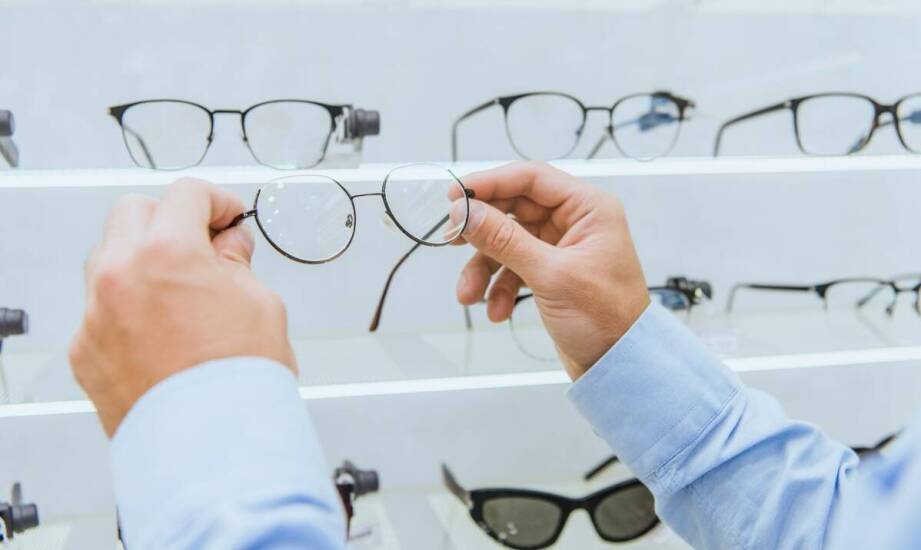 Jak dobrać oprawki okularowe do kształtu twarzy i potrzeb wzroku?