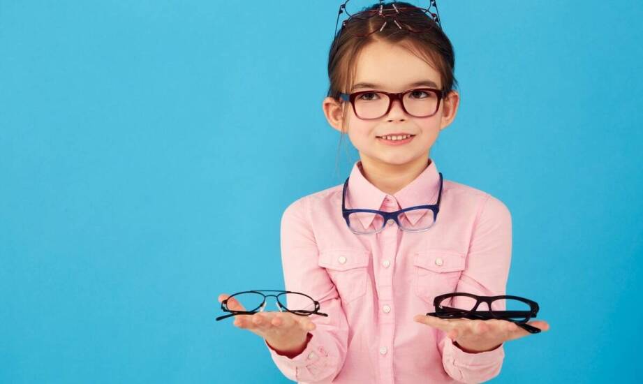 Okulary dla najmłodszych – jak dopasować szkła i oprawki do potrzeb dzieci