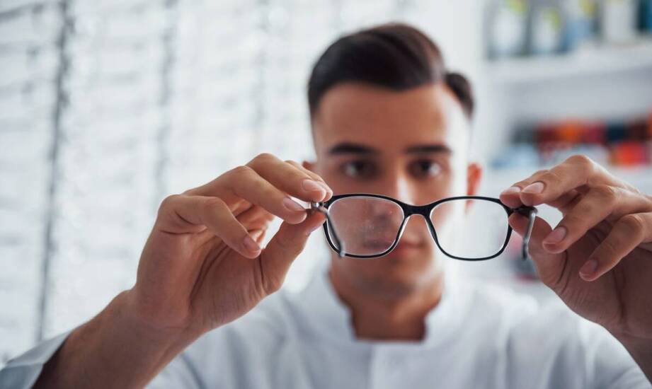 Rola optometrysty w dbaniu o zdrowie oczu – czym zajmuje się specjalista?