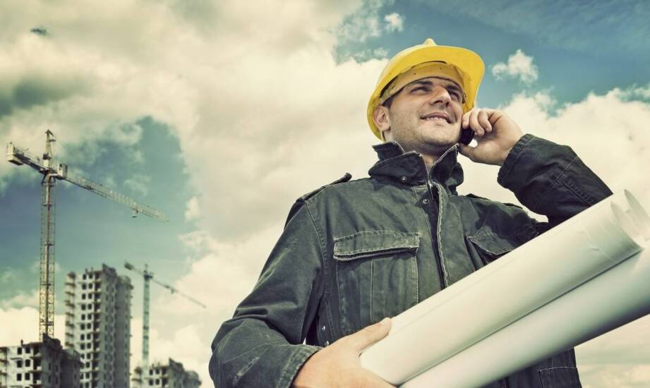 Na czym polega rola kierownika budowy oraz jakie ma zadania i uprawnienia