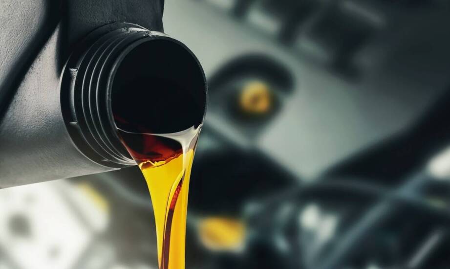 Oleje do maszyn i pojazdów – rodzaje, zastosowania oraz najważniejsze funkcje
