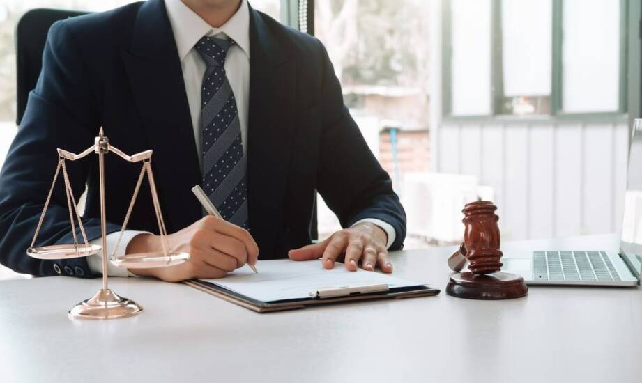 Jak wybrać dobrego prawnika — najważniejsze kryteria i wskazówki