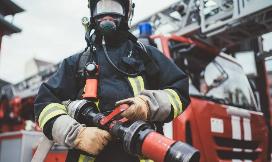 Jakie wyposażenie pożarnicze warto znać przed zakupem w sklepie internetowym?