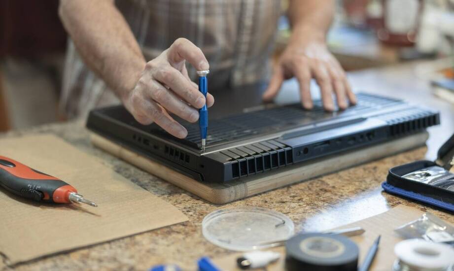 Naprawa laptopów - dlaczego warto powierzyć ją profesjonalistą?