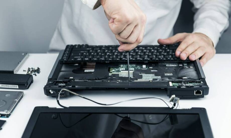 Jak bezpiecznie dbać o laptop, by uniknąć kosztownych napraw?